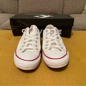 Chuck Taylor White All Star Canvas Low Tops M/7.5 W/9.5 S0082.18